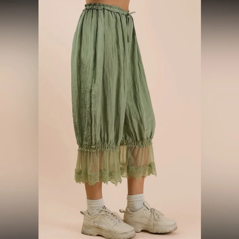 SAGE Lace Trim Barrel Cropped Bloomers - Picture 3 of 5